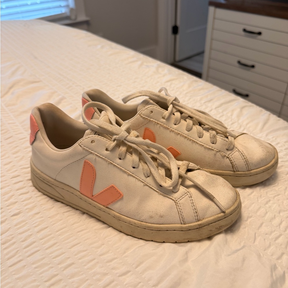Veja Women's White and Pink Sneakers CAMPO LEATHER